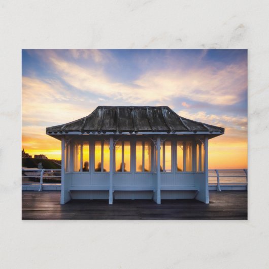 Mensen kijken naar zonsondergang op Cromer pier in Briefkaart (Voorkant)