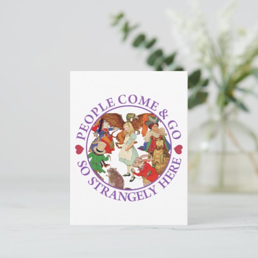 Mensen komen en gaan zo vreemd hier - Paarse Briefkaart (Staand voorkant)