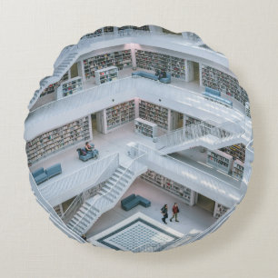 MENSEN KUNNEN IN DE BIBLIOTHEEK VAN BINNEN ROND KUSSEN