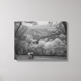 Mensen met paraplu's canvas afdruk