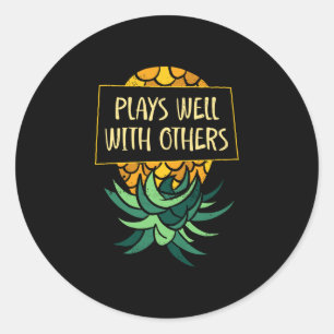 Mensen omgekeerde ananas spelen anderen grappig ronde sticker