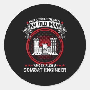 Mensen onderschatten oude man is een gevechtsingen ronde sticker