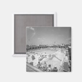 Mensen ontspannen bij het buitenzwembad B&W Magneet (Voorkant / Achterkant)