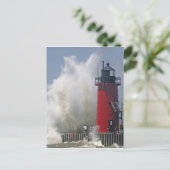 Mensen op een steiger kijken naar grote golven in briefkaart (Staand voorkant)