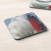 Mensen op een steiger kijken naar grote golven in drankjes onderzetter (Linkerzijde)