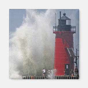 Mensen op een steiger kijken naar grote golven in magneet