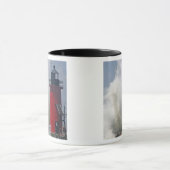 Mensen op een steiger kijken naar grote golven in mok (Midden)