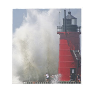 Mensen op een steiger kijken naar grote golven in notitieblok