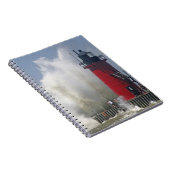 Mensen op een steiger kijken naar grote golven in notitieboek (Rechterzijde)