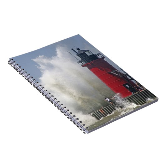 Mensen op een steiger kijken naar grote golven in notitieboek (Rechterzijde)