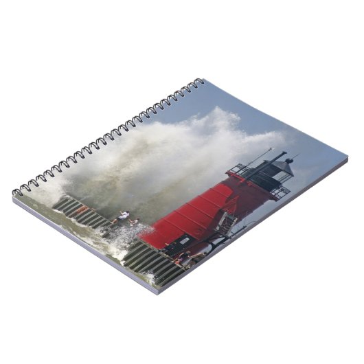 Mensen op een steiger kijken naar grote golven in notitieboek (Linkerzijde)