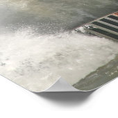 Mensen op een steiger kijken naar grote golven in poster (Hoek)