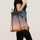 Mensen op het strand bij zee tote bag (Dichtbij)