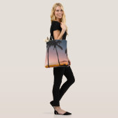 Mensen op het strand bij zee tote bag (Op model)
