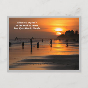 Mensen op het strand bij zonsondergang feestdagenkaart