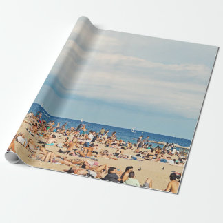 Mensen op het strand op bruin zand cadeaupapier
