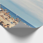 Mensen op het strand op bruin zand cadeaupapier (Hoek)