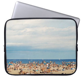 Mensen op het strand op bruin zand laptop sleeve
