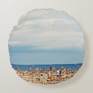 Mensen op het strand op bruin zand rond kussen