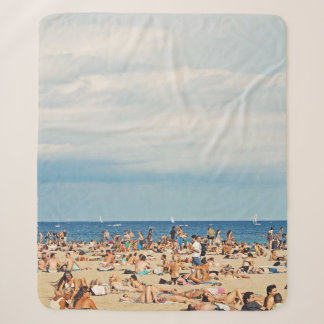Mensen op het strand op bruin zand sherpa deken