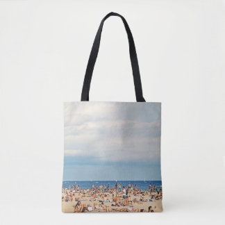 Mensen op het strand op bruin zand tote bag