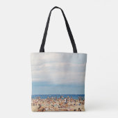 Mensen op het strand op bruin zand tote bag (Achterkant)