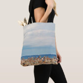 Mensen op het strand op bruin zand tote bag (Dichtbij)
