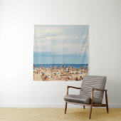 Mensen op het strand op bruin zand wandkleed (In situ)
