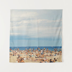 Mensen op het strand op bruin zand wandkleed