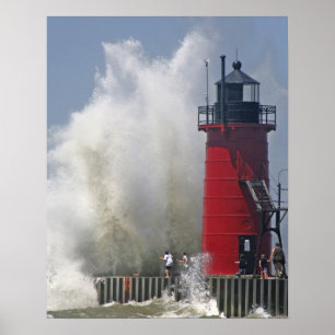 Mensen op pier kijken naar grote brekende golven i poster
