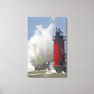 Mensen op steiger kijken naar grote brekende golve canvas afdruk
