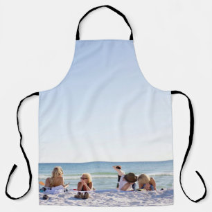 Mensen op witte zanden op het strand schort
