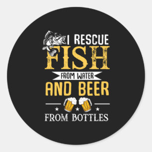 Mensen redden vissen uit water en bier uit flessen ronde sticker