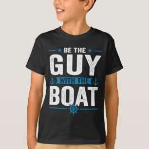 Mensen vinden het grappig om de man met de boot ei t-shirt