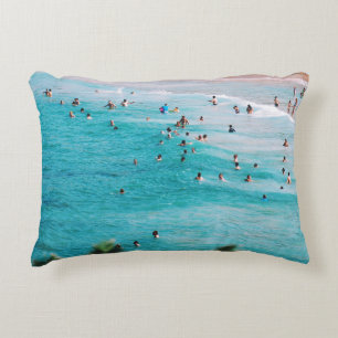 Mensen zwemmen op het strand accent kussen