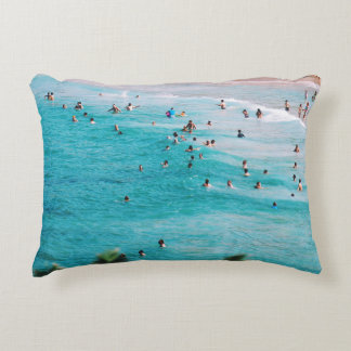 Mensen zwemmen op het strand accent kussen
