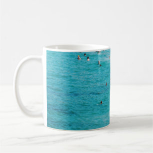 Mensen zwemmen op het strand koffiemok