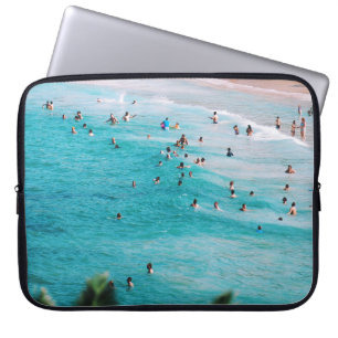 Mensen zwemmen op het strand laptop sleeve