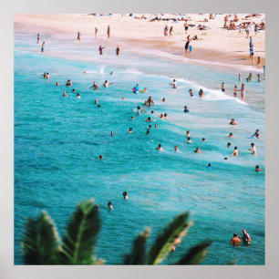 Mensen zwemmen op het strand poster