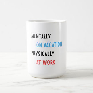 Mentaal op vakantie, fysiek op het werk – Grappige Koffiemok