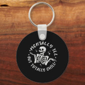 Mentaal ziek Maar Chill Grappig Skelet Halloween Sleutelhanger (Voorkant)