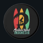 Mentawai Island Indonesia  Retro Surfing Magneet<br><div class="desc">retro surfbordontwerp voor surfers die van surfen houden en de oceaangolven aanjagen. Koele zomervakantie, zomervakantie voor mensen die van hete zon genieten, tropisch weer, zonneschijn onder de palmboom. Grunge en noodlijdend design om te draag terwijl je van het strand geniet en rond de vuurzee zingt. Geweldig souvenir, kerstcadeau en verjaardagscadeau...</div>