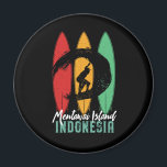 Mentawai Island Indonesia  Retro Surfing Magneet<br><div class="desc">retro surfbordontwerp voor surfers die van surfen houden en de oceaangolven aanjagen. Koele zomervakantie, zomervakantie voor mensen die van hete zon genieten, tropisch weer, zonneschijn onder de palmboom. Grunge en noodlijdend design om te draag terwijl je van het strand geniet en rond de vuurzee zingt. Geweldig souvenir, kerstcadeau en verjaardagscadeau...</div>