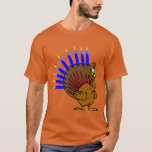 Menurkey Menorah Turkey T-Shirt<br><div class="desc">Viel Thanksgivukkah 2013 met dit klassieke menurkey t-shirt! Een grappige cartoon kalkoen met een menorah voor een staart. Een Hanukkah-Thanksgiving zal niet meer dan 77.000 jaar voorkomen! Neem deze grote koepel voor deze eens-in-een-leven-viering. *Maakt een geweldig cadeau voor Hanukkah EN Thanksgiving 2013 * Kies deze coole afbeelding op veel shirt-...</div>