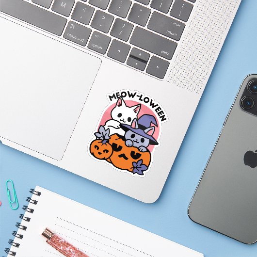 Meow-Loween - Schattige Halloween Cat Design Sticker (Laptop met iPhone)