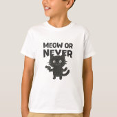Meow or Never – Funny Black Cat T-shirt (Voorkant)