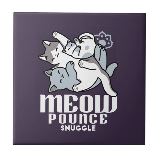 Meow Pounce Snuggle – Schattigee slapende katten Tegeltje (Voorkant)