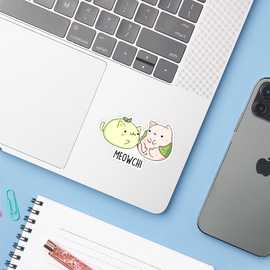 Meowchi Funny Mochi Pun Sticker (Laptop met iPhone)