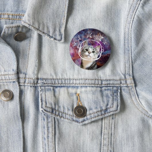 Meowstronaut Kiba Headshot Pin Ronde Button 5,7 Cm (In situ)