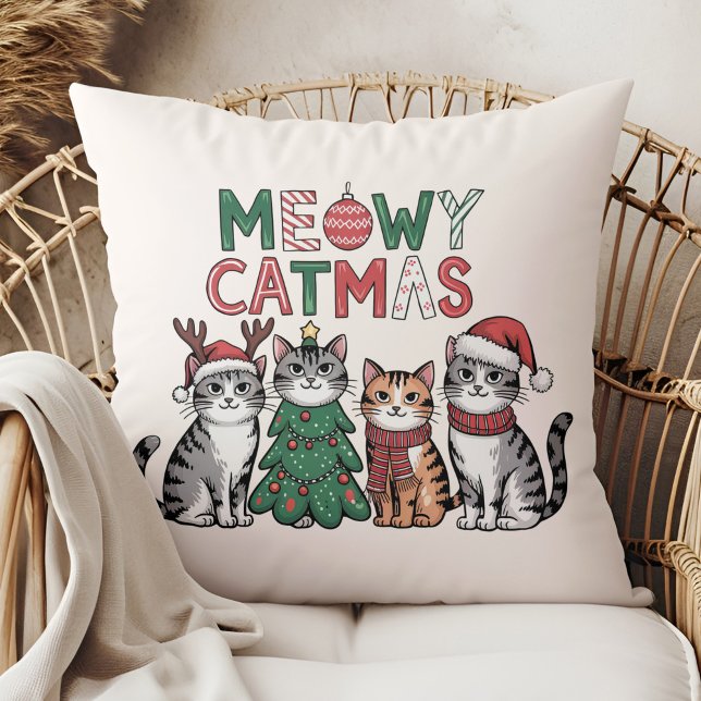 Meowy Catmas Cute Christmas Cats - Holiday Decor Kussen (Meowy Catmas Cute Christmas Cats - Holiday Decor Throw Pillow in a boho rattan armchair.)